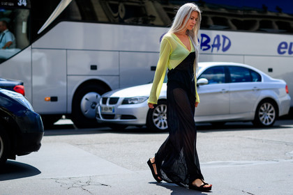 black dress, black shoes, graphic dress, leather shoes, printed dress, yellow, fashion week, frenchystyle, FW, jonathan paciullo, street style, PFW, PARIS, horizontal, atmosphere details, full length, AUTUMN WINTER 2018-2019, FALL WINTER 2018-2019, FW 18-19, sarah harris