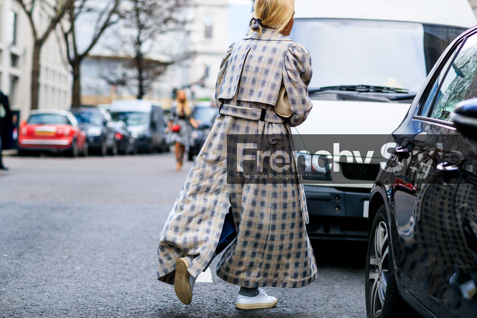 atmosphere details, AUTUMN WINTER 2017-2018, AW 17-18, back detail, beige coat, blue denim, checked coat, denim pants, detail, FALL WINTER 2017-2018, fashion week, frenchystyle, FW, FW 17-18, graphic coat, horizontal, jeans, jonathan paciullo, leather shoes, leather sneakers, LFW, LONDON, printed coat, street style, trousers, white sneakers