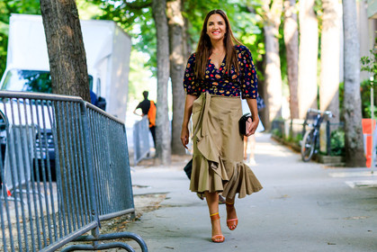 beige skirt, black bag, blue shirt, camel sandals, graphic bag, graphic shirt, leather bag, leather shoes, multicolor shirt, pink bag, printed bag, printed shirt, ruffled skirt, fashion week, frenchystyle, FW, jonathan paciullo, street style, PFW, PARIS, horizontal, atmosphere details, full length, AUTUMN WINTER 2018-2019, FALL WINTER 2018-2019, FW 18-19, laure heriard dubreuil