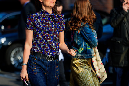 black belt, blue denim, denim pants, floral, flowers, graphic top, gucci, jeans, leather belt, printed top, trousers, fashion week, frenchystyle, FW, jonathan paciullo, street style, MFW, MILAN, AUTUMN WINTER 2018-2019, FALL WINTER 2018-2019, FW 18-19, horizontal, atmosphere details