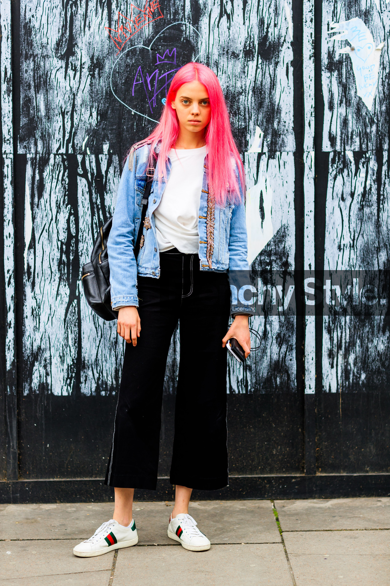 backpack, black bag, black pants, dyed hair, gucci, leather bag, leather shoes, model, pink hair, trousers, white sneakers, white t shirt, fashion week, frenchystyle, FW, jonathan paciullo, street style, LFW, LONDON, SPRING SUMMER 2019, SS 19, vertical, full length