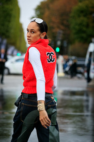 hera pradel, red jacket, chanel jacket, chanel earrings, chanel bracelet, blue jeans, denim, white top, fur jacket, sleeveless jacket, quilted bag, quilted belt, black leather bag, black leather belt, belt bag, round shape bag, houndstooth printed bag, golden bracelet, big bangle, big bracelet, strassed bangle, strassed bracelet, white sunglasses, mirror sunglasses, big sunglasses, futurist shape sunglasses, PARIS, PFW, SPRING SUMMER 2020, SS 20, fashion week, frenchystyle, FW, jonathan paciullo, street style, vertical, atmosphere details, detail