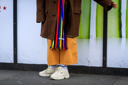 brown coat, fila, jw anderson, leather shoes, printed scarf, striped scarf, trousers, white sneakers, white socks, fashion week, frenchystyle, FW, jonathan paciullo, street style, LFW, LONDON, AUTUMN WINTER 2018-2019, AW 18-19, FALL WINTER 2018-2019, FW 18-19, horizontal, atmosphere details, detail