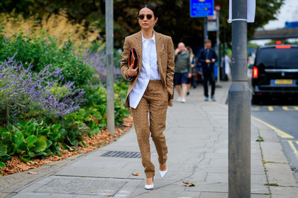 yoyo cao, burberry total look, burberry jacket, burberry pants, burberry bag, monogrammed jacket, monogrammed pants, logo all over, white shirt, beige jacket, beige pants, aviator sunglasses, metalic frame sunglasses, long shirt, white leather shoes, sharp end shoes, tailored pants, beige suits, fashion week, frenchystyle, FW, jonathan paciullo, street style, atmosphere details, horizontal, full length