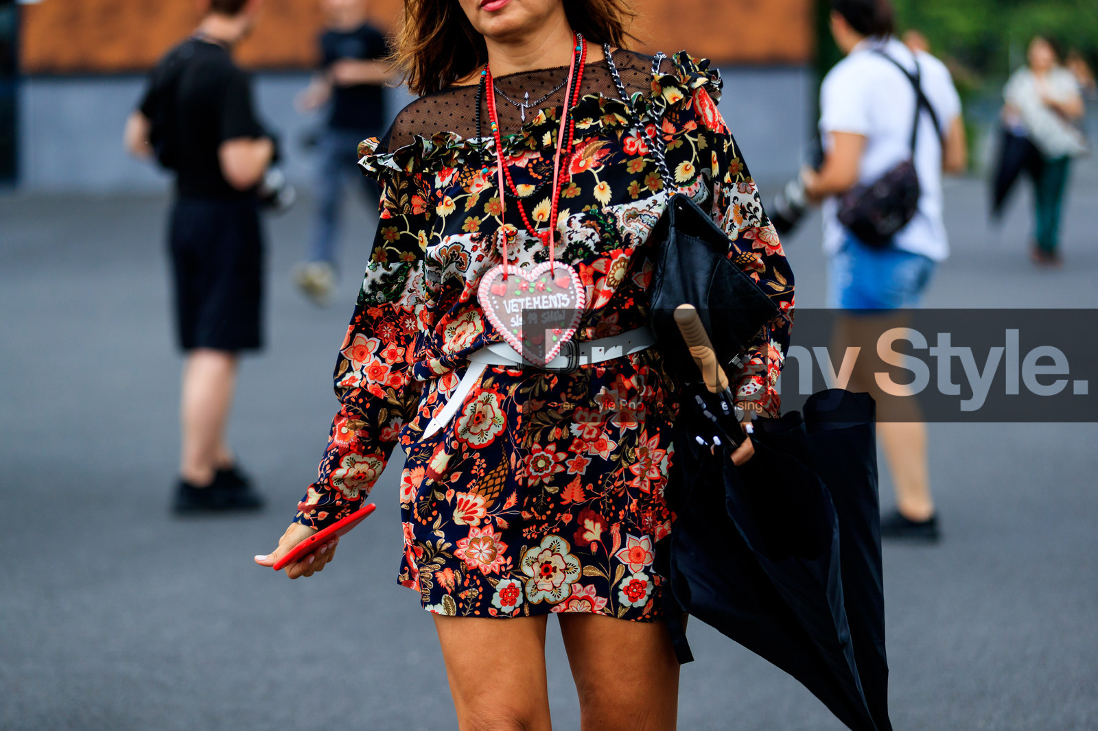 black bag, floral, flowers, graphic dress, leather bag, leather belt, multicolor dress, printed dress, umbrella, vêtements, white belt, fashion week, frenchystyle, FW, jonathan paciullo, street style, PFW, PARIS, atmosphere details, horizontal, detail, AUTUMN WINTER 2018-2019, FALL WINTER 2018-2019, FW 18-19