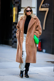 camel coat, furry coat, long furry coat, white pants, pattent boots, black boots, black turtleneck, fluo green bag, green bottega veneta sandals, bottega veneta bag, dark sunglasses, fashion week, frenchystyle, FW, jonathan paciullo, street style, NYFW, NEW YORK, AUTUMN WINTER 2022-2023, FALL WINTER 2022_2023, FW 22-23, vertical, full length