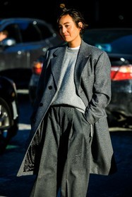 full grey look, tomboy look, grey jumper, dandy style, baggy pants, kaki oversized coat, grey coat, buttoned coat, minimal look, short hair, jessica wang, rachael wang, street style, jonathan paciullo, FW, frenchystyle, fashion week, NYFW, NEW YORK, AUTUMN WINTER 2022-2023, FALL WINTER 2022_2023, FW 22-23, vertical, atmosphere details