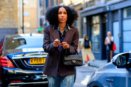 silver necklace, chain necklace, charms necklace, burgundy jacket, printed shirt, chanel bag, black leather bag, quilted bag, hand bag, strassed ring, denim, jeans, painted jeans, fashion week, frenchystyle, FW, jonathan paciullo, street style, atmosphere details, horizontal, detail