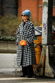 orange crossbody, leather crossbody bag, mini crossbody, black sunglasses, blue beanie, knitted, beanie, gucci earrings, black pants, black bottines, black and white coat, black turtleneck, Allegra shaw, street style, jonathan paciullo, FW, frenchystyle, fashion week, NYFW, NEW YORK, AUTUMN WINTER 2022-2023, FALL WINTER 2022_2023, FW 22-23, vertical, full length