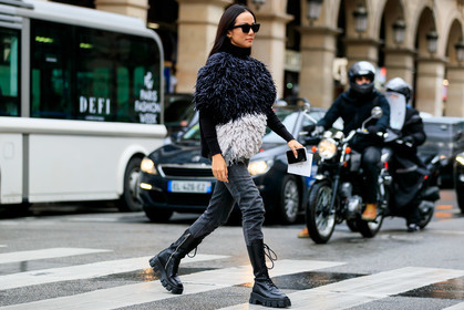 yoyo cao, black pullover, dark grey pullover, white pullover, turtleneck pullover, fringe pullover, sacai pullover, grey jeans, black jeans, black sunglasses, black leather boots, high boots, laced boots, flat boots, big sole boots, prada boots, fashion week, frenchystyle, FW, jonathan paciullo, street style, PFW, PARIS, horizontal, atmosphere details, full length
