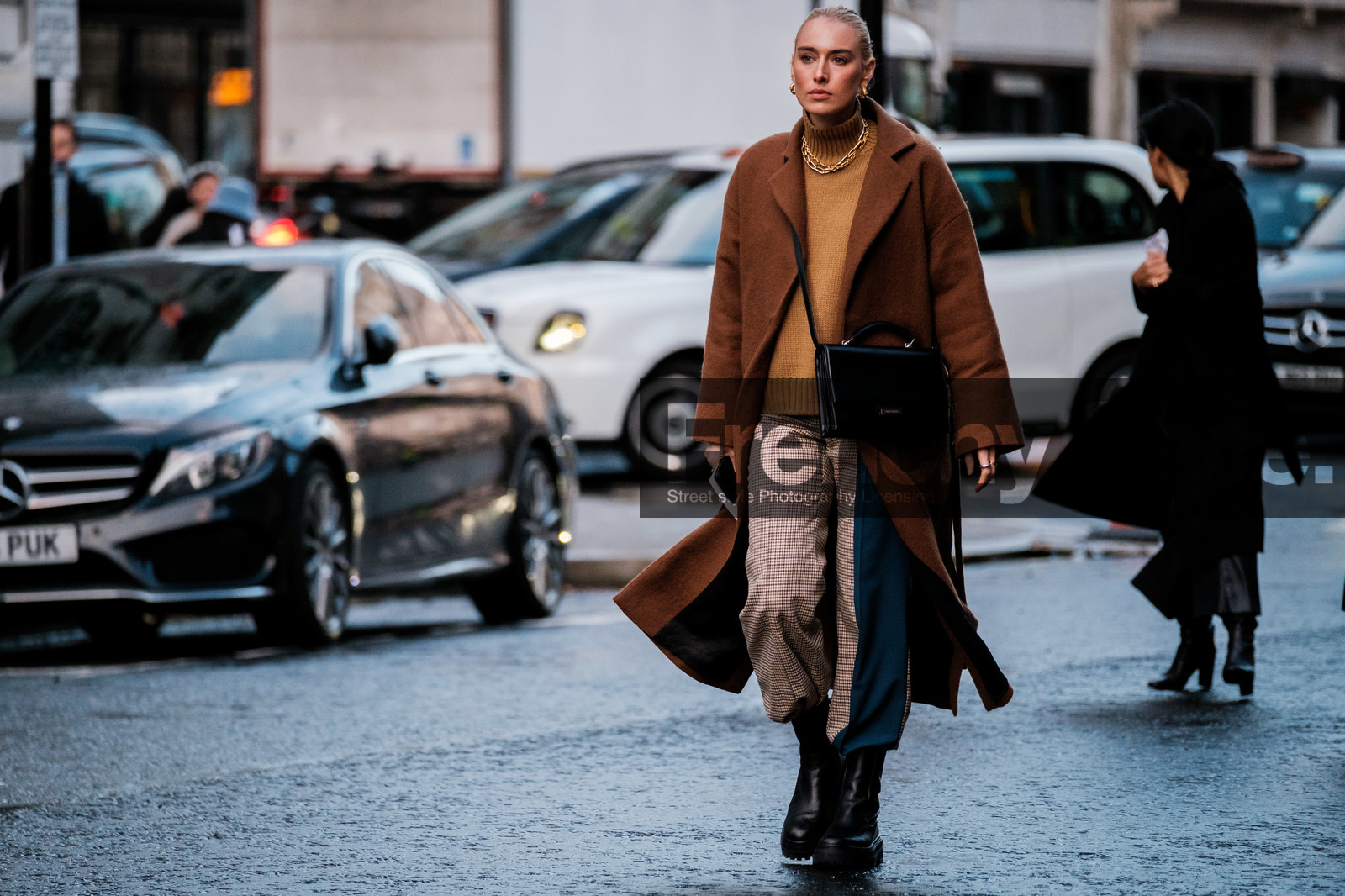 flora macdonald johnston, brown coat, camel pullover, turtleneck pullover, golden necklace, big chain necklace, hoop earrings, golden earrings, black leather bag, crossbody bag, saint laurent bag, black leather boots, chelsea boots, flat boots, checked pants, navy blue pants, beige pants, bicolor pants, multi necklace, fashion week, frenchystyle, FW, jonathan paciullo, street style, LFW, LONDON, AUTUMN WINTER 2020-2021, FALL WINTER 2020-2021, FW 20-21, horizontal, atmosphere details, full length