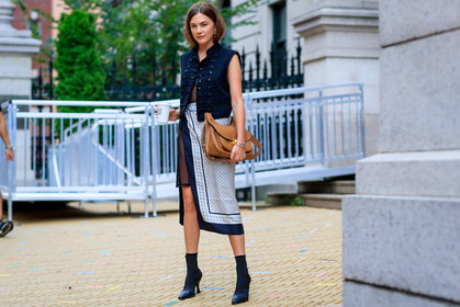 beige bag, black jacket, black shoes, graphic skirt, high heels, leather bag, leather shoes, printed skirt, sleeveless, vest, white skirt, fashion week, frenchystyle, FW, jonathan paciullo, street style, NYFW, NEW YORK, SPRING SUMMER 2019, SS 19, atmosphere details, horizontal, full length