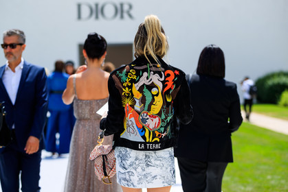 christian dior, embroideries, graphic bag, graphic skirt, leather bag, multicolor jacket, printed bag, printed skirt, silver skirt, fashion week, frenchystyle, FW, jonathan paciullo, street style, PFW, PARIS, horizontal, atmosphere details, detail, AUTUMN WINTER 2018-2019, FALL WINTER 2018-2019, FW 18-19, helena bordon