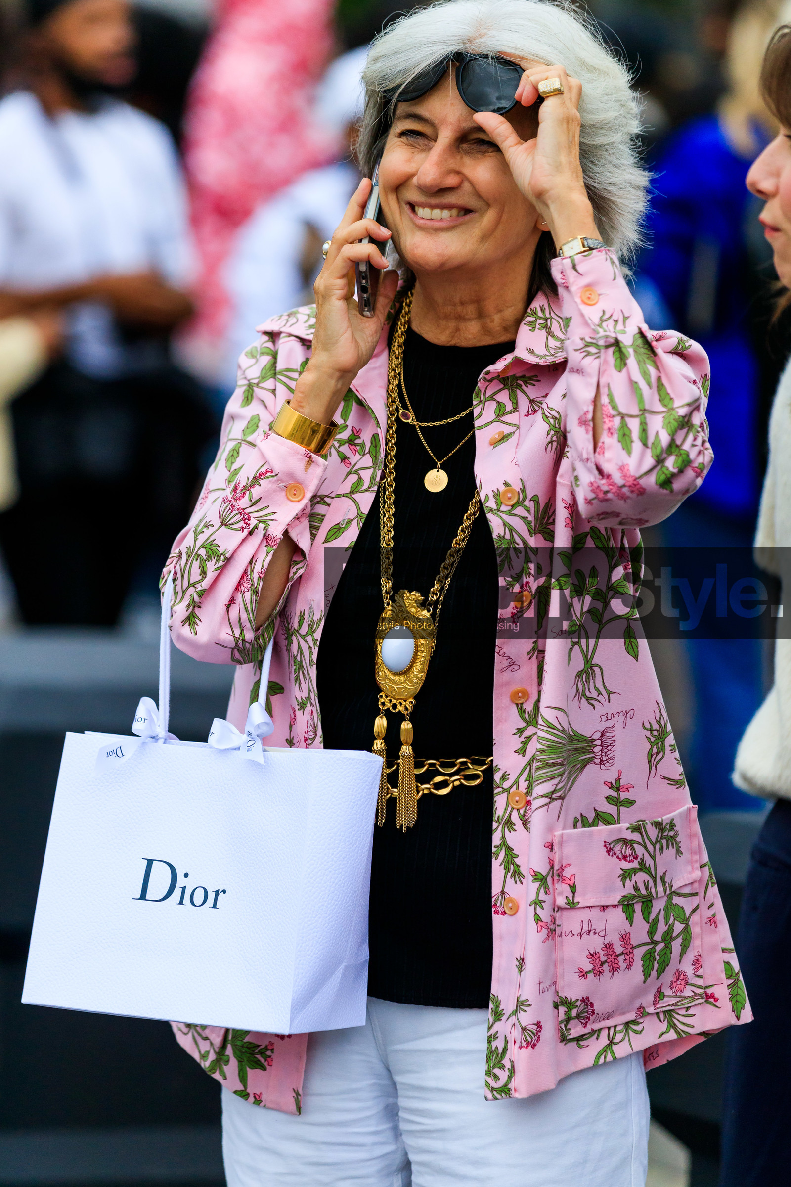 light pink shirt, pink shirt, floral printed shirt, overshirt, black pullover, black top, golden belt, golden necklace, long necklace, multi necklace, big necklace, white necklace, stone necklace, vintage necklace, vintage jewel, fashion week, frenchystyle, FW, jonathan paciullo, street style, PFW, PARIS, SPRING SUMMER 2022, SS 22, vertical, atmosphere details, detail