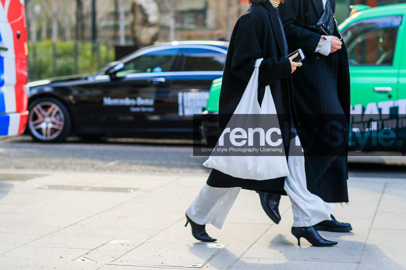 atmosphere details, AUTUMN WINTER 2017-2018, AW 17-18, black coat, black shoes, detail, FALL WINTER 2017-2018, fashion week, frenchystyle, FW, FW 17-18, high heels, horizontal, jonathan paciullo, leather bag, leather shoes, LFW, LONDON, street style, trousers, white bag