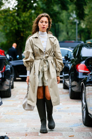 light beige trench coat, light beige bermuda shorts, black leather boots, flat boots, high boots, big sole boots, belted trench coat, white leather bag, plaited bag, bottega veneta bag, rain boots, high collar top, white top, knit top, knitwear, street style, jonathan paciullo, FW, frenchystyle, fashion week, MFW, MILAN, SPRING SUMMER 2021, SS 21, vertical, full length