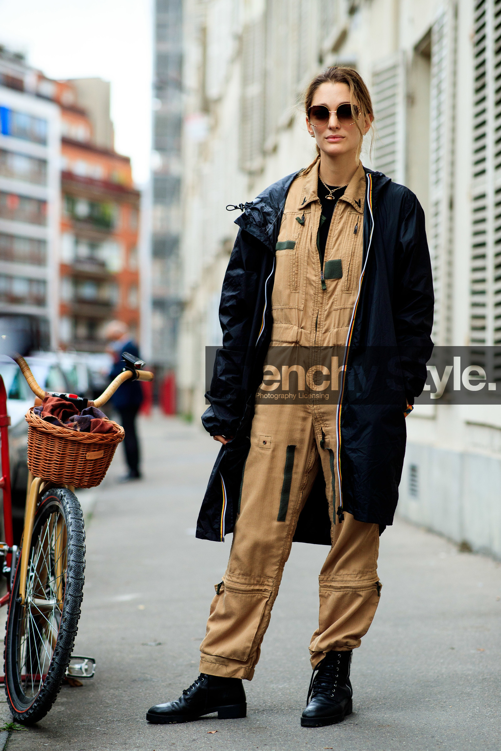 sofia sanchez barrenechea, sofia sanchez de betak, raincoat, black coat, black trench coat, kway, black kway, long kway, beige jumpsuit, zipped jumpsuit, military jumpsuit, black leather boots, flat boots, laced boots, metalic frame sunglasses, smoked sunglasses, fashion week, frenchystyle, FW, jonathan paciullo, street style, PFW, PARIS, SPRING SUMMER 2021, SS 21, vertical, full length