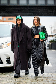 black full look, black trench, long trench coat, black leather trench, chunky boots, striped black and white pants, high waist pants, black cropped top, green cap, green pouch bag, puffy green pouch, black hoodie, JS roques, alice barbier, fashion week, frenchystyle, FW, jonathan paciullo, street style, NYFW, NEW YORK, AUTUMN WINTER 2022-2023, FALL WINTER 2022_2023, FW 22-23, vertical, full length