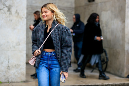 sabina socol, grey jacket, checked jacket, balloon sleeves, blue jeans, denim, delvaux bag, crossbody bag, light pink leather bag, used jeans, black leather boots, fashion week, frenchystyle, FW, jonathan paciullo, street style, PFW, PARIS, horizontal, atmosphere details, detail