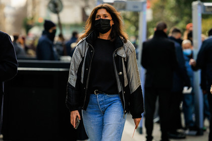 mask, black tshirt, bomber jacket, silver jacket, dual toned jacket, black belt, classic jeans, fashion week, frenchystyle, FW, jonathan paciullo, street style, PFW, PARIS, menswear, FALL WINTER 2022-2023, AUTUMN WINTER 2022-2023, FW 22-23, atmosphere details, detail, horizontal
