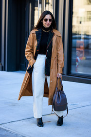 camel trench, leather trench, pilot sunglasses, dark sunglasses, white pants, straight cut pants, plaid blazer, dark green blazer, black boots, leather boots, bucket bag, brown bucket bag, leather bucket bag, golden necklace, black turtleneck, street style, jonathan paciullo, FW, frenchystyle, fashion week, NYFW, NEW YORK, AUTUMN WINTER 2022-2023, FALL WINTER 2022_2023, FW 22-23, vertical, full length
