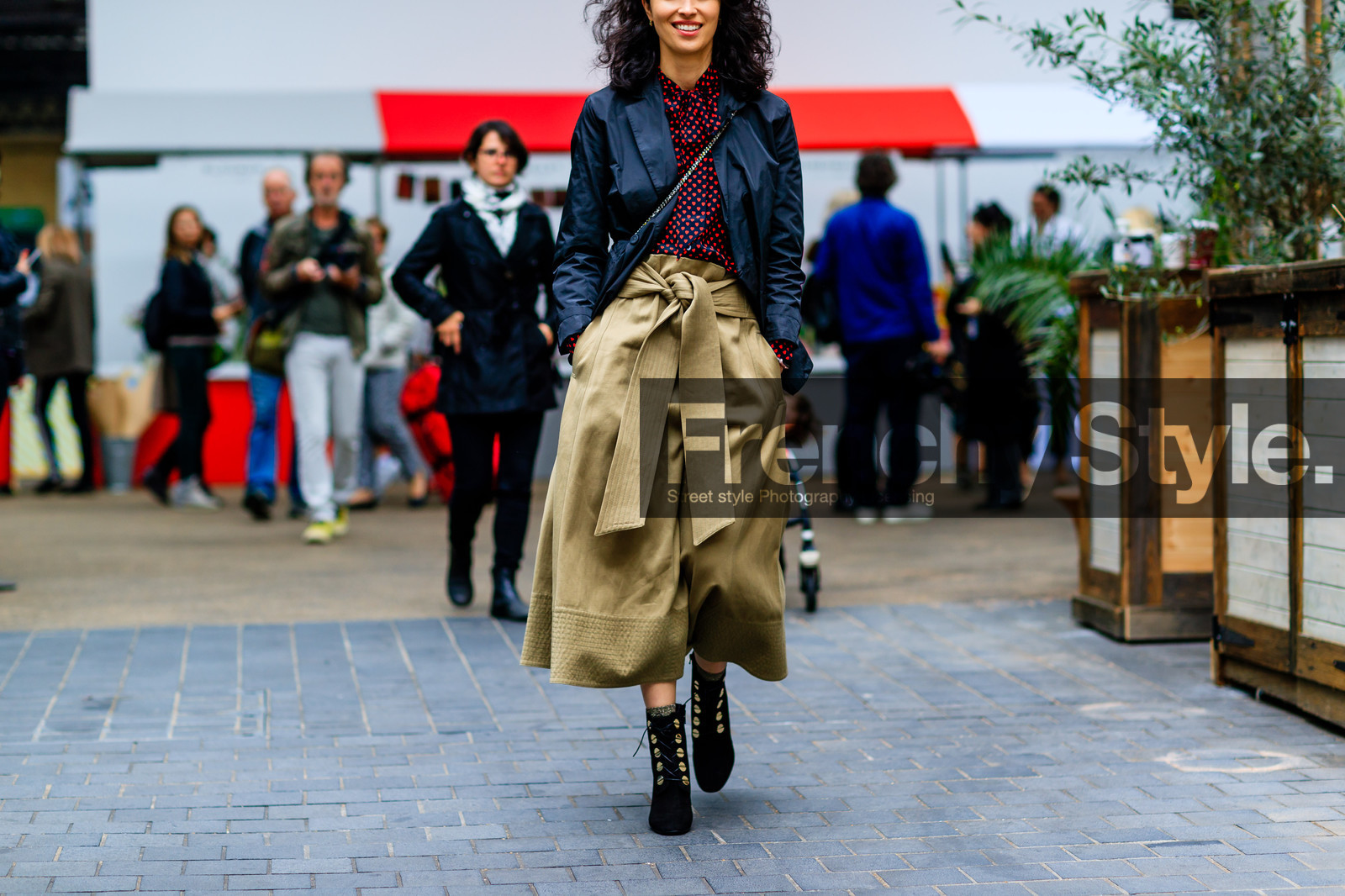 atmosphere details, beige pants, black boots, black coat, black jacket, caroline issa, detail, fashion week, frenchystyle, FW, high heels, horizontal, jonathan paciullo, leather boots, leather shoes, LFW, LONDON, oversize, polka dot, printed shirt, SPRING SUMMER 2017, SS 17, street style, trousers, wide pants, woman