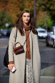 make up, make up details, light beige coat, camel pullover, turtleneck pullover, light grey pants, animal printed pants, animal skin pants, snake skin pants, black eyeliner, black eyeshadows, PARIS, PFW, fashion week, frenchystyle, FW, jonathan paciullo, street style, SPRING SUMMER 2021, SS 21, vertical, atmosphere details, detail, model