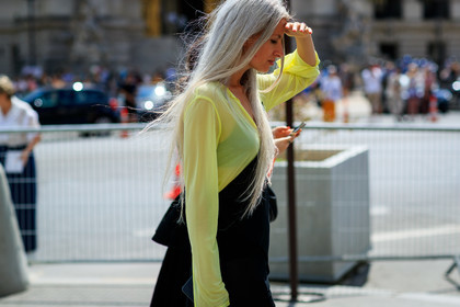 black dress, graphic dress, printed dress, yellow, fashion week, frenchystyle, FW, jonathan paciullo, street style, PFW, PARIS, horizontal, atmosphere details, detail, AUTUMN WINTER 2018-2019, FALL WINTER 2018-2019, FW 18-19, camille charriere, sarah harris