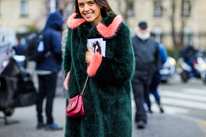 atmosphere details, AUTUMN WINTER 2016-2017, AW 16-17, detail, FALL WINTER 2016-2017, fashion week, frenchystyle, fur coat, FW, FW 16-17, green coat, green fur, gucci, horizontal, jonathan paciullo, leather bag, mini bag, PARIS, PFW, pink bag, red bag, street style