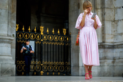 beige bag, graphic dress, high heels, leather bag, leather shoes, pink dress, pink shoes, pleated dress, pleats, printed dress, fashion week, frenchystyle, FW, jonathan paciullo, street style, PFW, PARIS, atmosphere details, horizontal, full length, AUTUMN WINTER 2018-2019, FALL WINTER 2018-2019, FW 18-19, vika gazinskaya