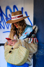 beige hat, blue denim, blue shirt, denim pants, fringes, fur jacket, gucci, jeans, natural fur, printed shirt, straw bag, sunglasses, trousers, street style, jonathan paciullo, FW, frenchystyle, fashion week, NYFW, NEW YORK, AUTUMN WINTER 2018-2019, AW 18-19, FALL WINTER 2018-2019, FW 18-19, vertical, atmosphere details, detail