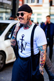 black beanie, black pants, jw anderson, printed t shirt, sunglasses, suspenders, tattoos, white t shirt, fashion week, frenchystyle, FW, jonathan paciullo, street style, LFW, LONDON, SPRING SUMMER 2019, SS 19, vertical, detail, atmosphere details