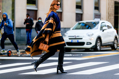 striped cape, black cape, navy blue cape, camel cape, chloe cape, black leather boots, camel leather bag, hand bag, high boots, high heels boots, woolen cape, rayban sunglasses, carlotta rubaltelli, street style, jonathan paciullo, FW, frenchystyle, fashion week, MFW, MILAN, SPRING SUMMER 2021, SS 21, horizontal, atmosphere details, full length