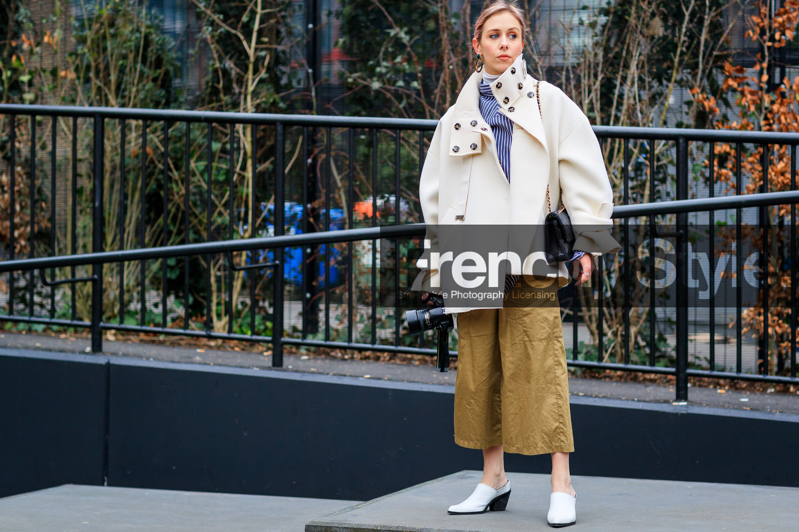 atmosphere details, AUTUMN WINTER 2017-2018, AW 17-18, black bag, blue shirt, brown pants, FALL WINTER 2017-2018, fashion week, frenchystyle, full length, FW, FW 17-18, graphic top, horizontal, jonathan paciullo, leather bag, leather shoes, LFW, LONDON, printed shirt, street style, striped top, trousers, white jacket, white shoes, wide pants