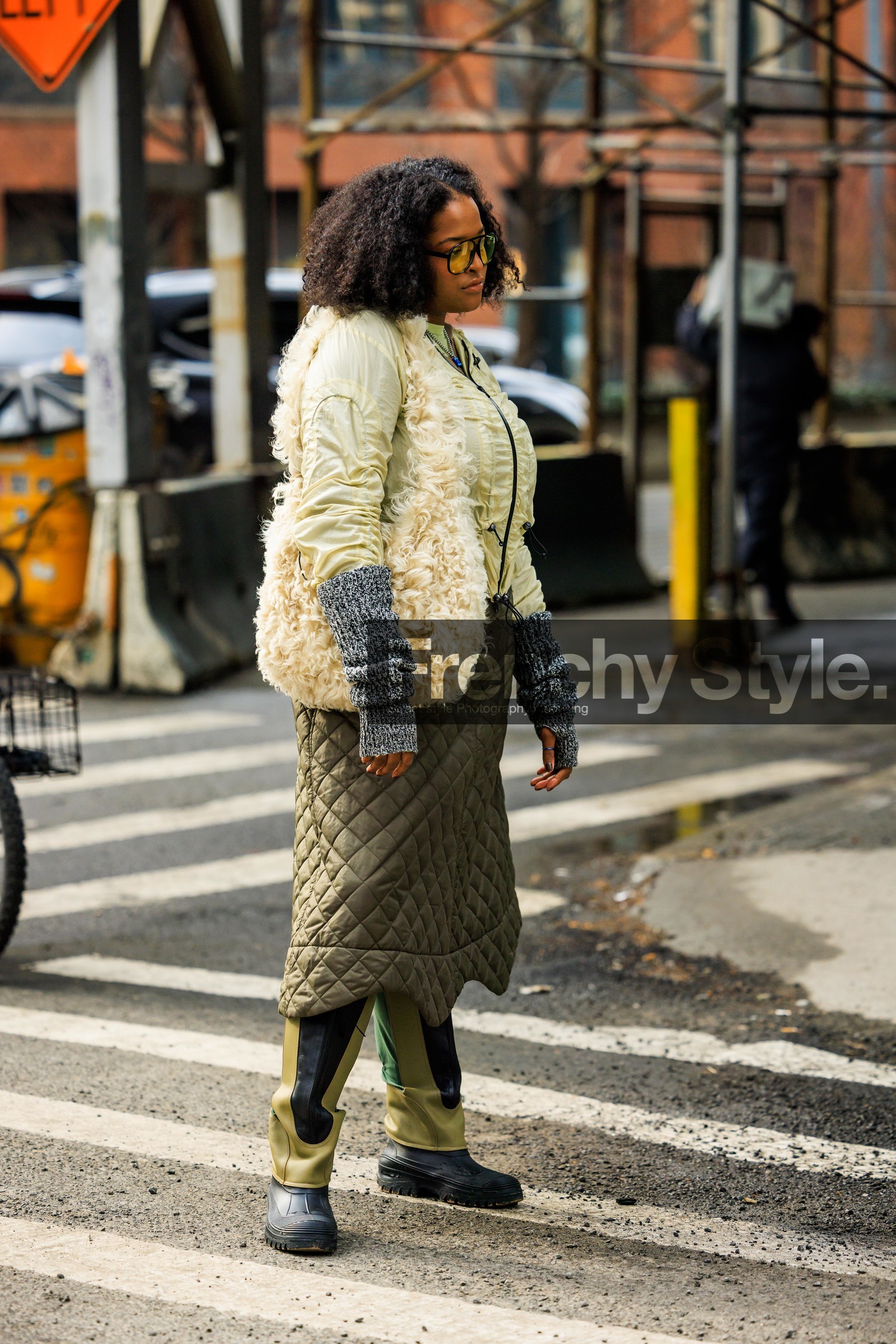 afro hair, white bag, furry bag, grey mittens, knitted mittend, black boots, black leather midi skirt, kaki skirt, green jacket, pleated jacket, green top, yellow sunglasses, kaki pants, rombhuses skirt, street style, jonathan paciullo, FW, frenchystyle, fashion week, NYFW, NEW YORK, AUTUMN WINTER 2022-2023, FALL WINTER 2022_2023, FW 22-23, vertical, full length