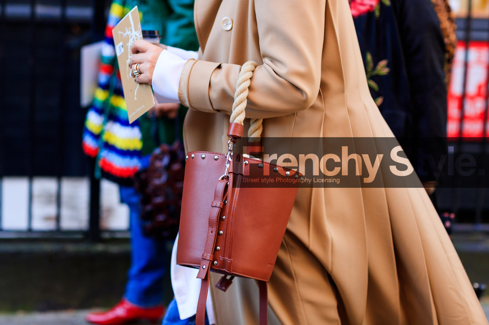 atmosphere details, AUTUMN WINTER 2017-2018, AW 17-18, beige coat, brown bag, detail, FALL WINTER 2017-2018, fashion week, frenchystyle, FW, FW 17-18, horizontal, jonathan paciullo, jw anderson, leather bag, LFW, LONDON, pleats, street style