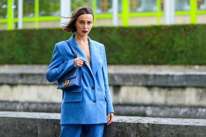mary leest, denim, denim jacket, denim total look, denim suits, light blue jeans, light blue jacket, low necked jacket, light blue leather bag, dior bag, 30 montaigne bag, PARIS, PFW, SPRING SUMMER 2020, SS 20, fashion week, frenchystyle, FW, jonathan paciullo, street style, horizontal, atmosphere details, detail