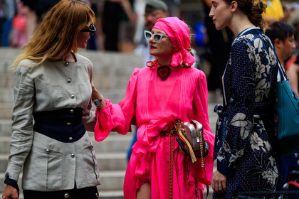 beige jacket, black bag, blue dress, floral, flowers, fuschia, gold bag, graphic dress, graphic jacket, green bag, headband, jewellery, leather bag, necklace, pink dress, printed dress, printed jacket, shiny bag, sunglasses, turban, fashion week, frenchystyle, FW, jonathan paciullo, street style, PFW, PARIS, atmosphere details, horizontal, detail, AUTUMN WINTER 2018-2019, FALL WINTER 2018-2019, FW 18-19, catherine baba, ece sukan
