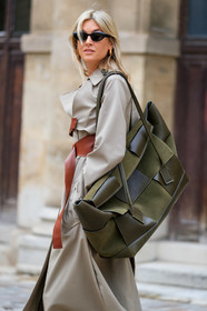 camille charriere, beige trench coat, brown leather trench coat, kaki leather bag, kaki suede bag, big bag, week end bag, bottega veneta bag, fashion week, frenchystyle, FW, jonathan paciullo, street style, PFW, PARIS, SPRING SUMMER 2020, SS 20, horizontal, atmosphere details, detail
