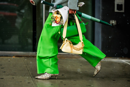 details, close up, flowers, green pants, animal print boots, snake print boots, green pencil bag, beige handbag, leather chain bag, green umbrella, fashion props, fashion week, frenchystyle, FW, jonathan paciullo, street style, NYFW, NEW YORK, AUTUMN WINTER 2022-2023, FALL WINTER 2022_2023, FW 22-23, atmosphere details, horizontal