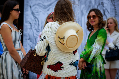 animal printed hat, animal printed pullover, animal print total look, back details, dior hat, dior pullover, dior bag, dior total look, white pullover, multicolor pullover, brown leather bag, lady dior bag, fashion week, frenchystyle, FW, jonathan paciullo, street style, PFW, PARIS, AUTUMN WINTER 2021-2022, FALL WINTER 2021-2022, FW 21-22, atmosphere details, horizontal, detail