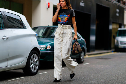 atmosphere details, beige pants, black t shirt, brown bag, detail, fashion week, florrie thomas, frenchystyle, FW, high waist, horizontal, jonathan paciullo, leather bag, leather shoes, LFW, LONDON, louis vuitton, monogram, printed bag, printed t shirt, SPRING SUMMER 2017, SS 17, street style, trousers, white pants, wide pants, woman