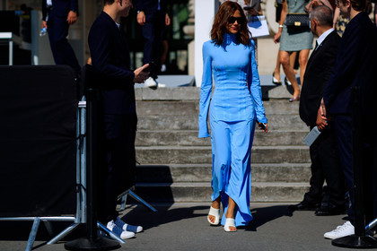 blue dress, céline, high heels, leather shoes, sunglasses, white shoes, fashion week, frenchystyle, FW, jonathan paciullo, street style, PFW, PARIS, horizontal, atmosphere details, full length, AUTUMN WINTER 2018-2019, FALL WINTER 2018-2019, FW 18-19, Christine Centenera