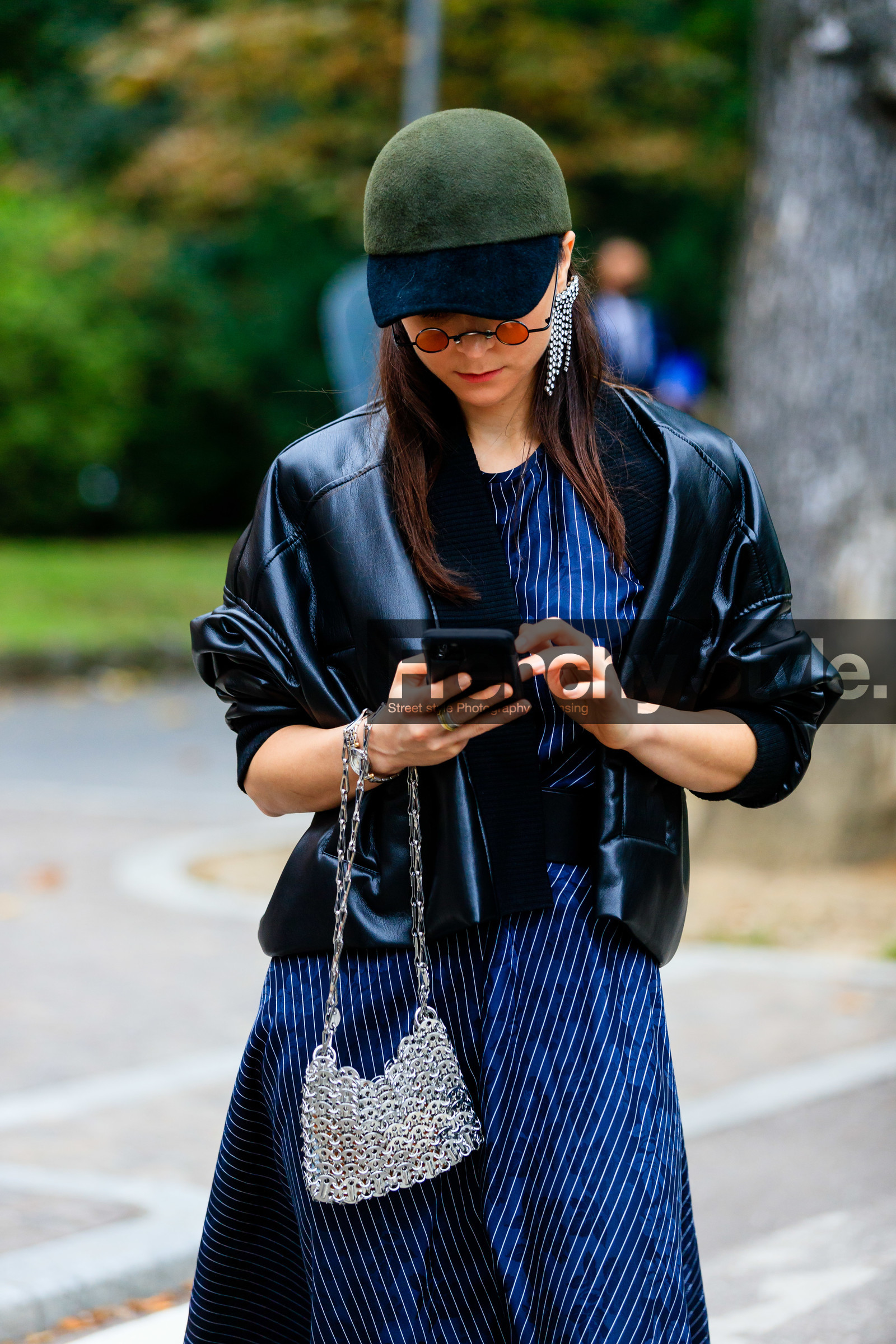 kaki cap, black cap, bicolor cap, black leather jacket, navy blue dress, striped dress, long dress, silvered bag, metal bag, metalic bag, paco rabanne bag, floral printed dress, red sunglasses, round shape sunglasses, julia comil, street style, jonathan paciullo, FW, frenchystyle, fashion week, MFW, MILAN, SPRING SUMMER 2021, SS 21, vertical, detail