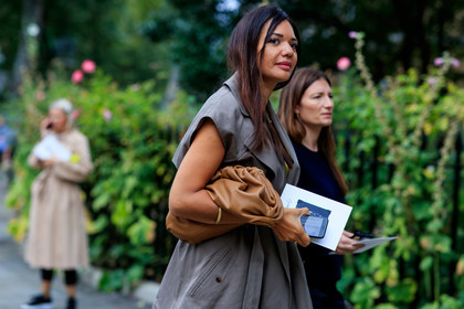 bottega veneta bag, camel leather bag, sleeveless jacket, grey jacket, oversize jacket, fashion week, frenchystyle, FW, jonathan paciullo, street style, atmosphere details, horizontal, detail