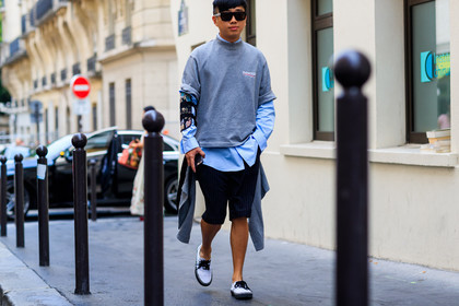 atmosphere details, balenciaga, blue shirt, blue short, detail, fashion week, frenchystyle, FW, grey sweater, horizontal, jonathan paciullo, leather shoes, MENSWEAR, PARIS, PFW, SPRING SUMMER 2018, SS 18, street style, sunglasses, white shoes