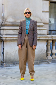 linda tol, turtleneck pullover, light blue pullover, checked jacket, beige pants, oversize pants, carrot pants, black sunglasses, butterfly sunglasses, metalic frame sunglasses, cartier ring, yellow shoes, sharp end shoes, crossbody bag, burgundy leather bag, high heels shoes, fashion week, frenchystyle, FW, jonathan paciullo, street style, vertical, full length