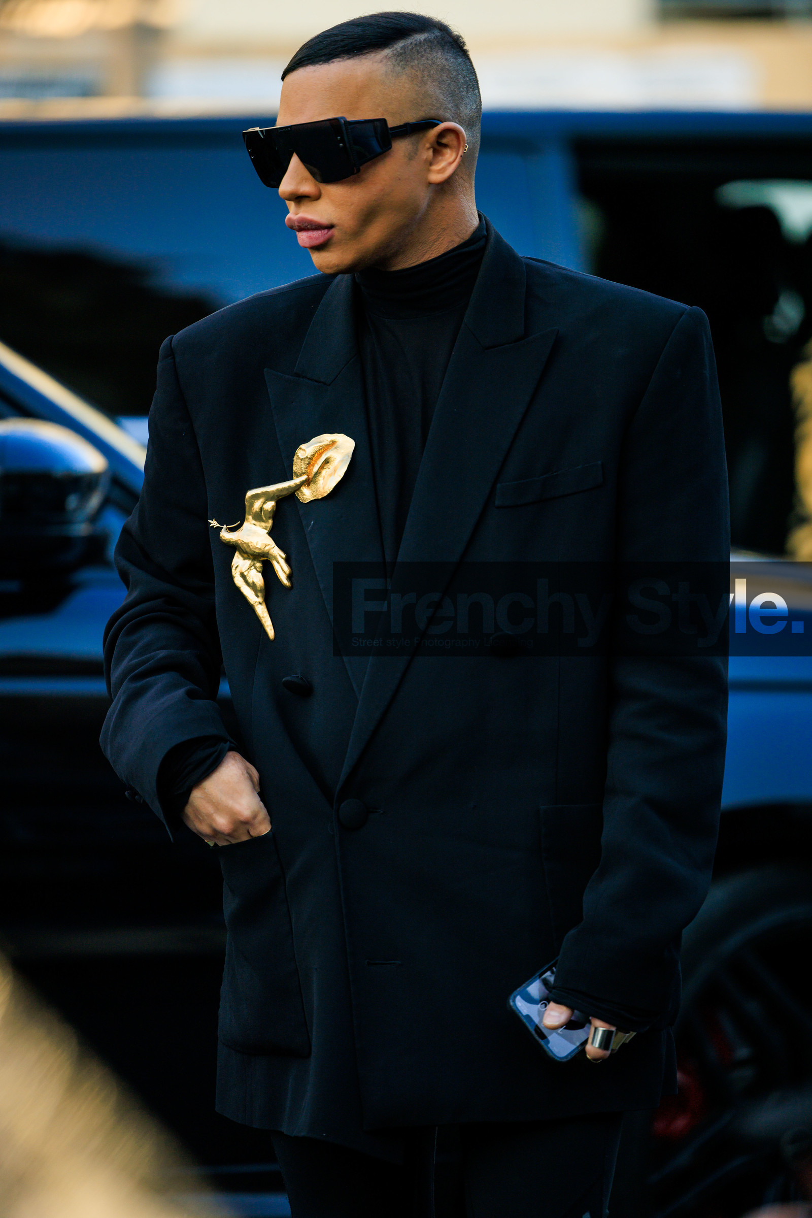 schiaparelli, golden pin, bird pin, black blazer, black top, black sunglasses, total black look, fashion week, frenchystyle, FW, jonathan paciullo, street style, PARIS, PFW, SPRING SUMMER 2022, SS 22, atmosphere details, detail, vertical, olivier rousteing