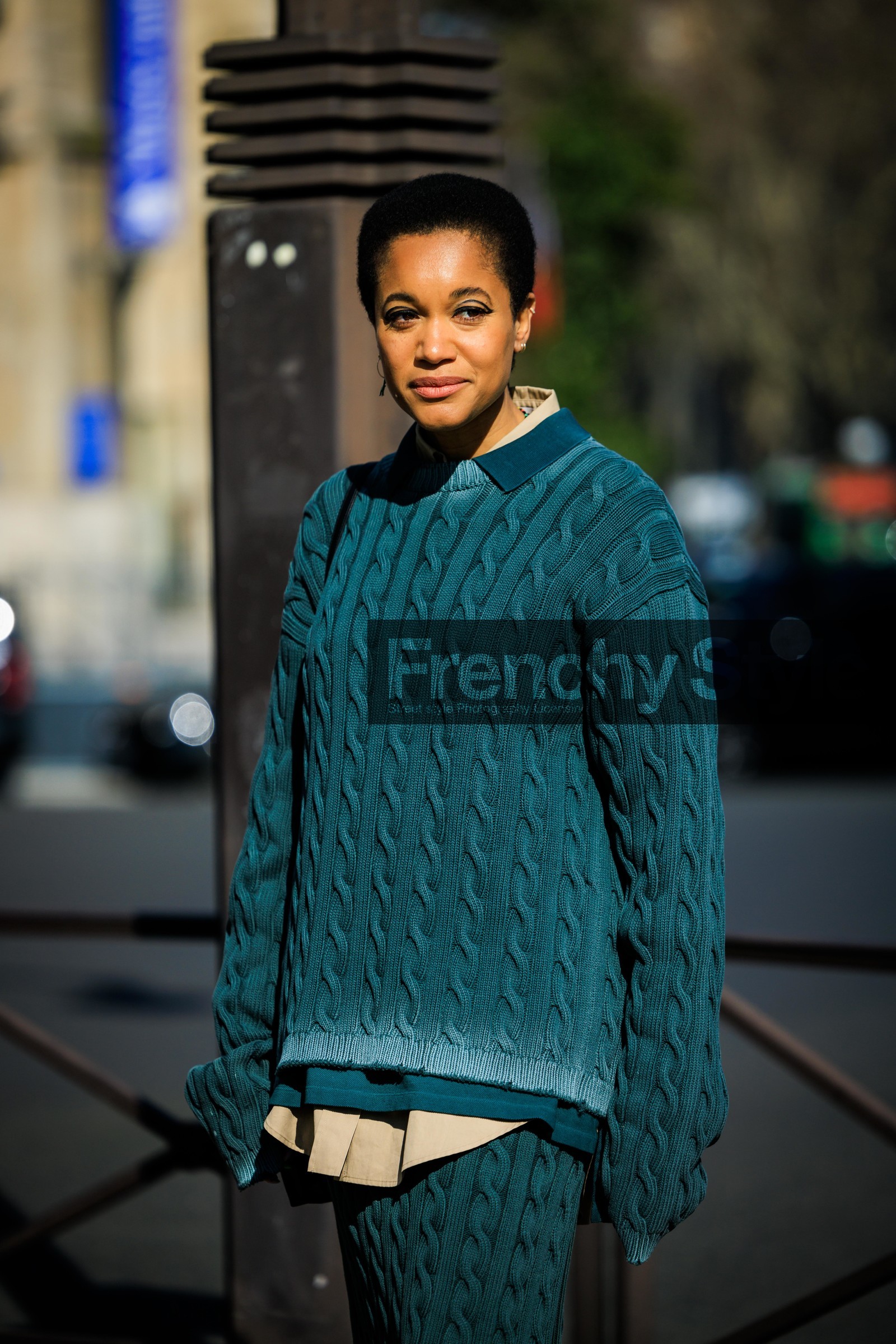 knitted look, blue jumper, blue skirt, midi skirt, beige shirt, knitwear, miu miu, short hair, tamu mcpherson, FW 22-23, FALL WINTER 2022_2023, AUTUMN WINTER 2022-2023, fashion week, frenchystyle, FW, jonathan paciullo, street style, PFW, PARIS, vertical, detail