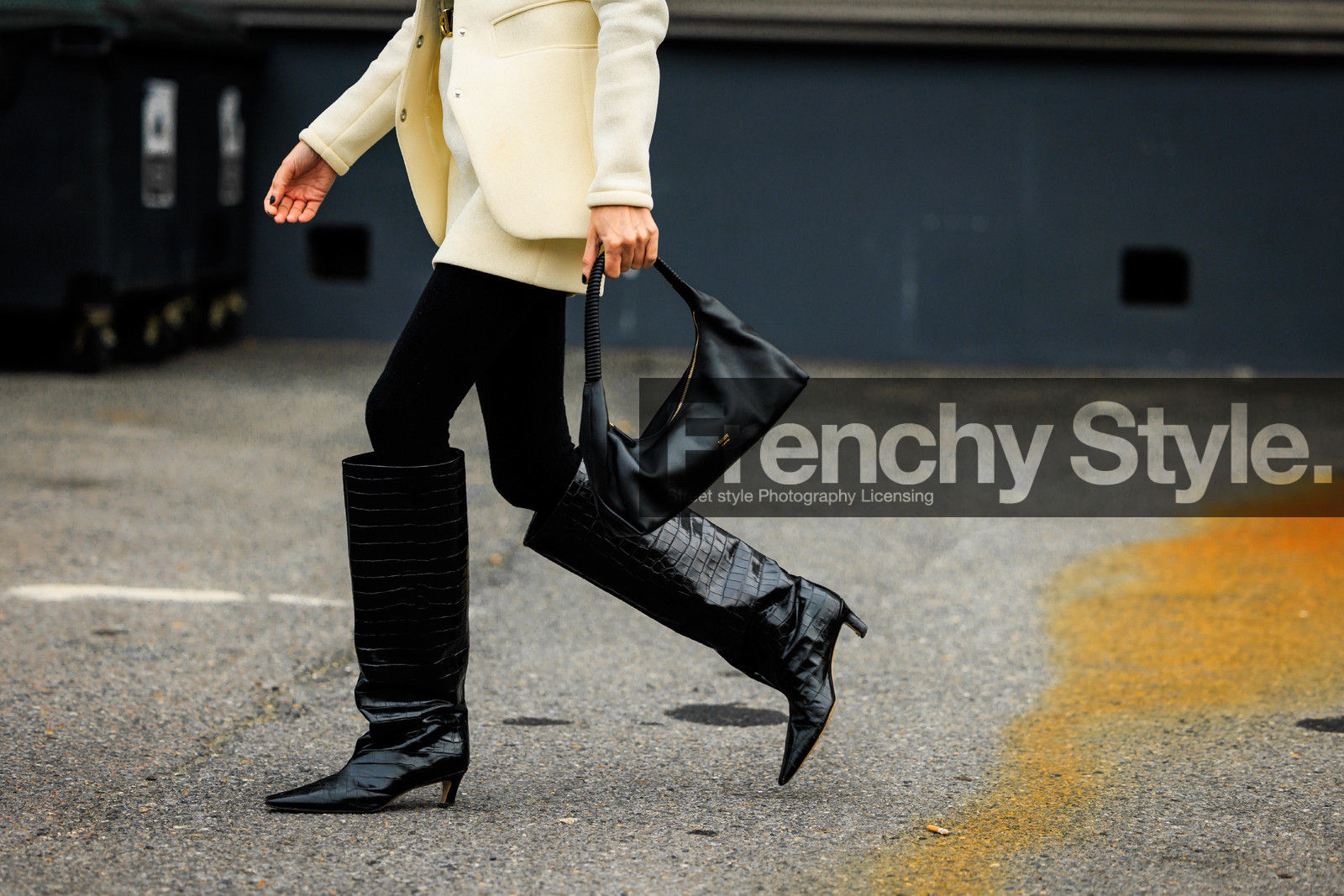details, black boots, croco boots, leather bag, black handbag, mini skirt, white skirt, coperni, chloe loulou de saison, street style, jonathan paciullo, FW, frenchystyle, fashion week, AUTUMN WINTER 2022-2023, FALL WINTER 2022_2023, FW 22-23, PFW, PARIS, horizontal, atmosphere details, detail